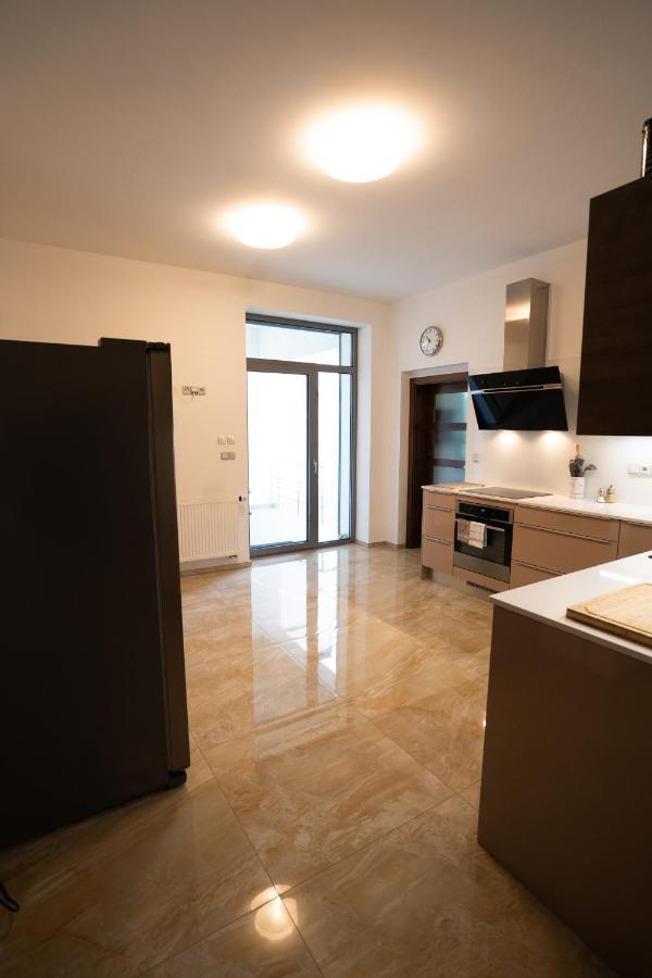 Black Field Apartment Брно Экстерьер фото