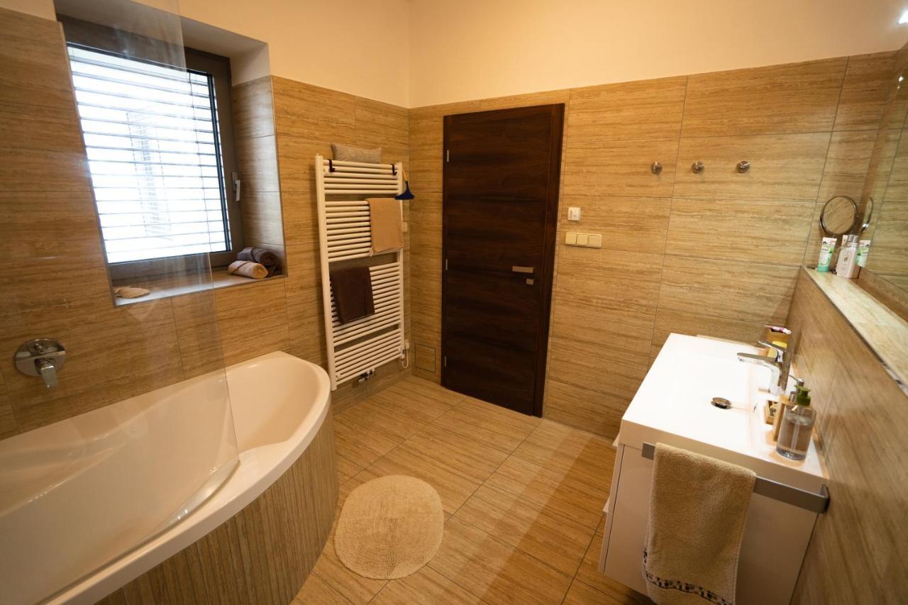 Black Field Apartment Брно Экстерьер фото